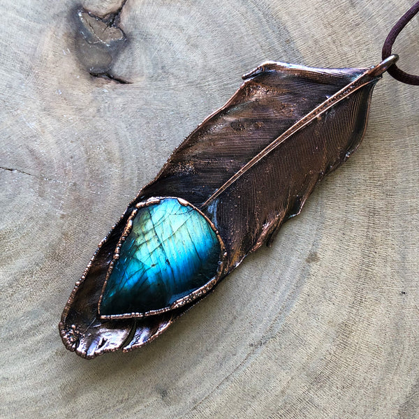 NATURAL ROOSTER FEATHER & LABRADORITE