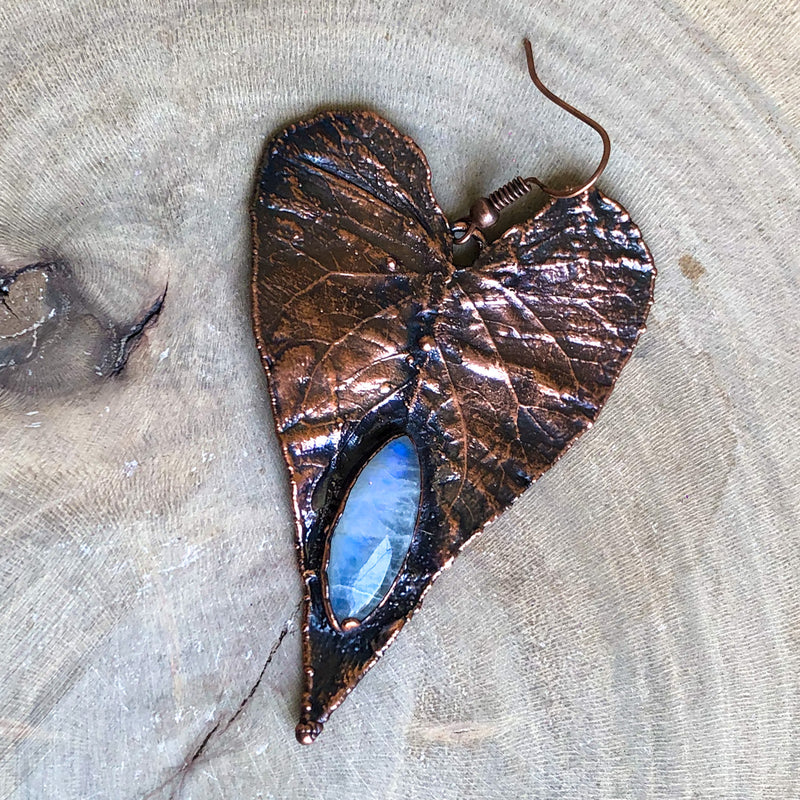 MOONSTONE ON NATURAL LEAF SINGLE EARRING